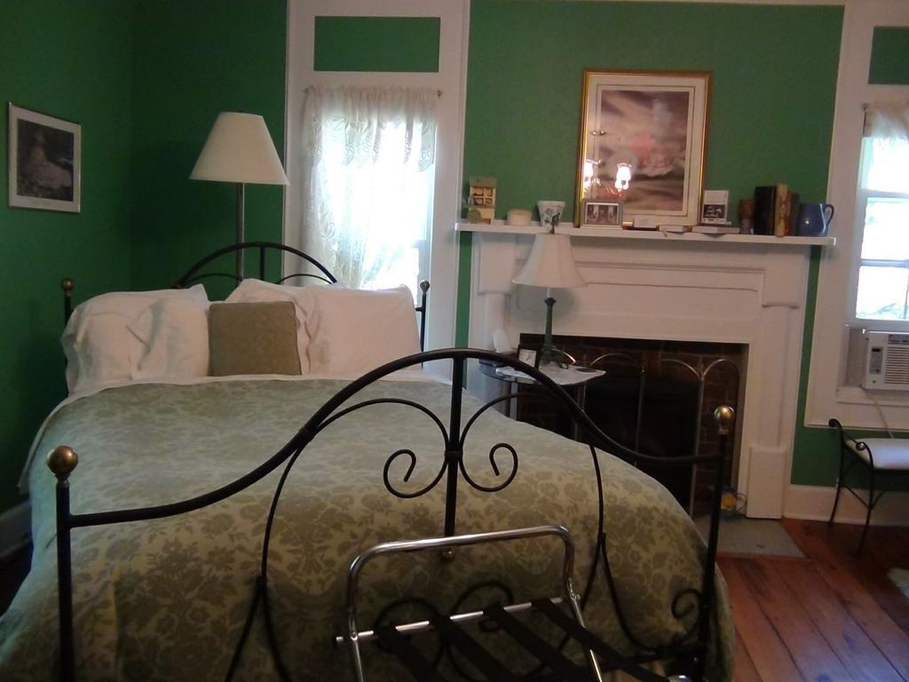 Buffalo Tavern Bed And Breakfast West Jefferson Room photo