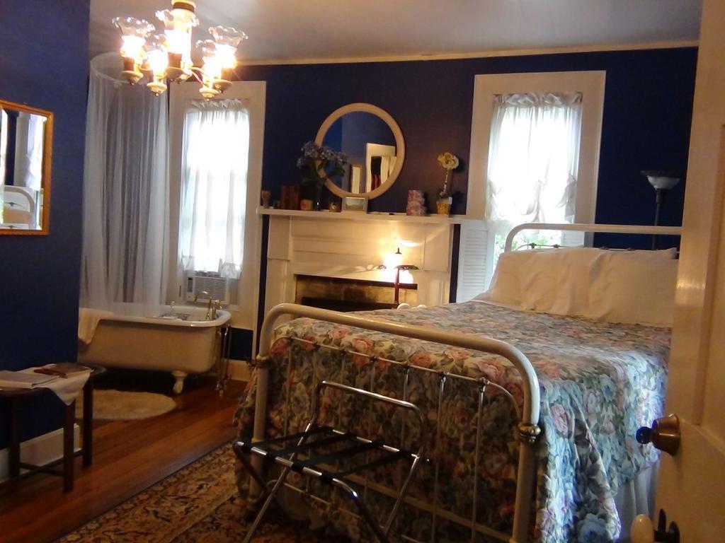 Buffalo Tavern Bed And Breakfast West Jefferson Room photo