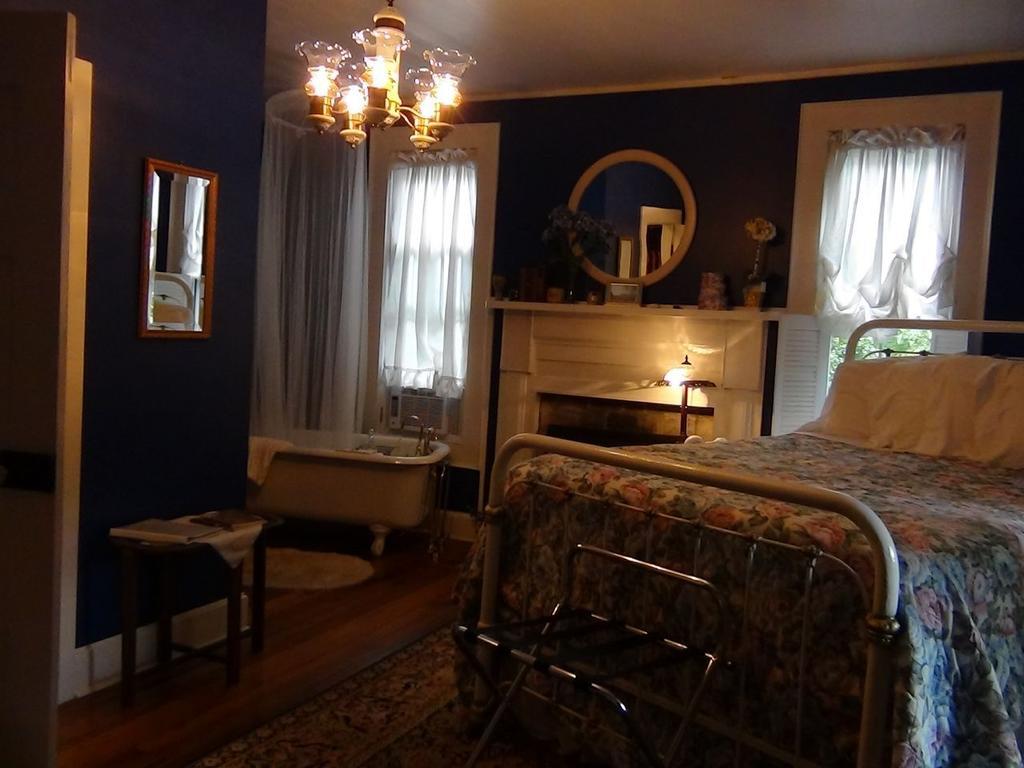 Buffalo Tavern Bed And Breakfast West Jefferson Room photo