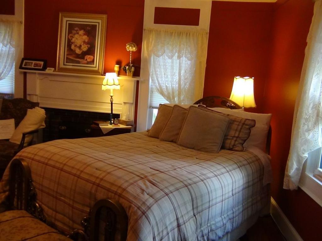 Buffalo Tavern Bed And Breakfast West Jefferson Room photo