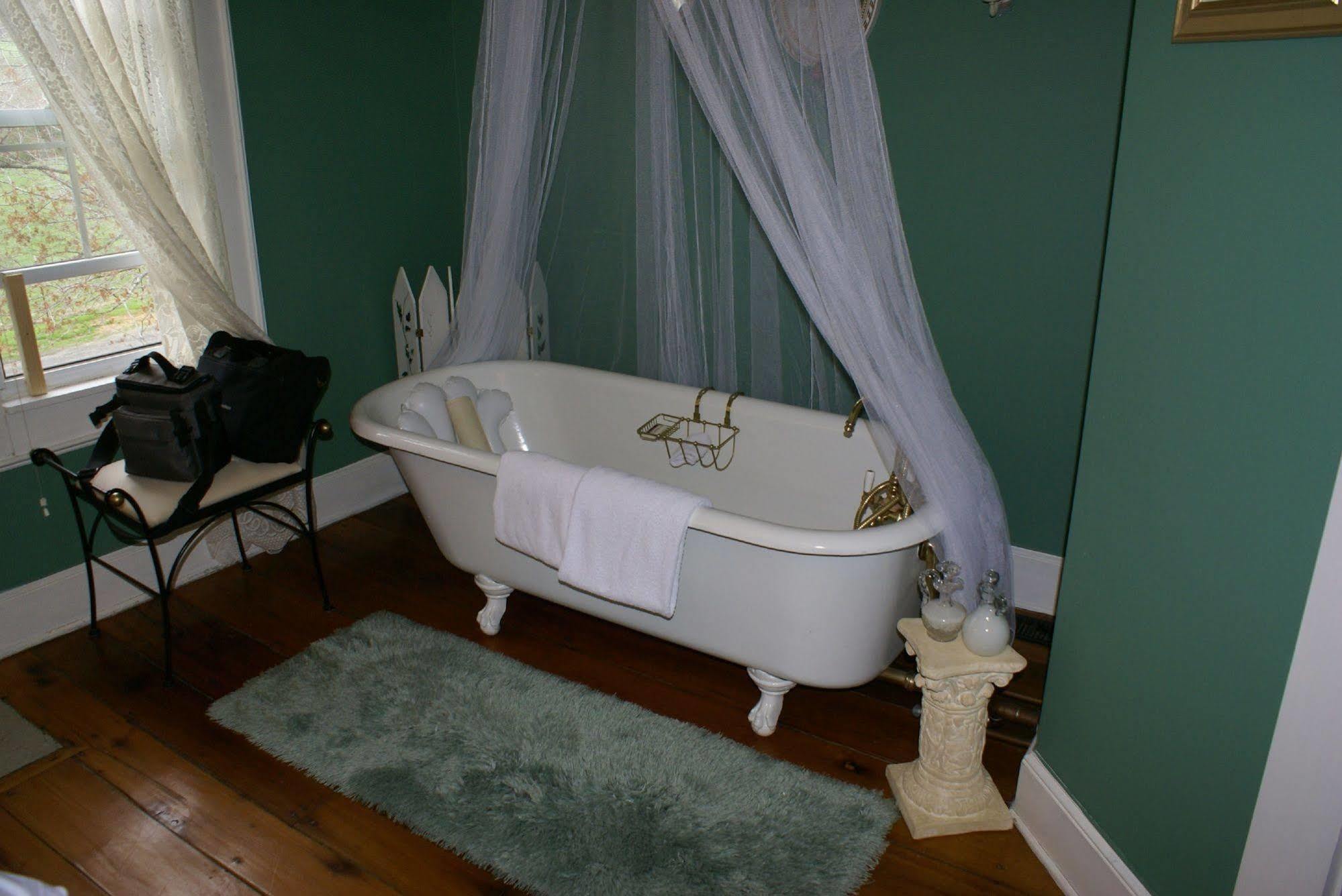 Buffalo Tavern Bed And Breakfast West Jefferson Room photo